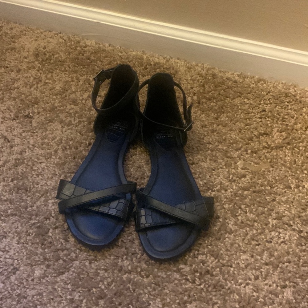 Size 6 1/2 Gianni Bini black anckle sandal.